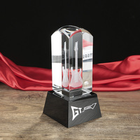Haut de gamme personnalisé en gros cristal artisanat 3D gravé guitare cristal Cube décoration de Table trophée prix avec Base en cristal noir
