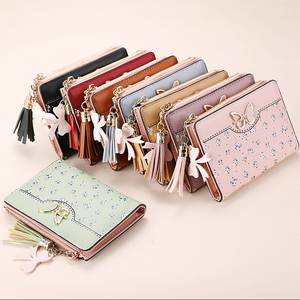 Cartera Corta Personalizable para Mujer, con Estampado Floral, Múltiples Ranuras para Tarjetas, Hebilla y Monedero con Cremallera - Product Image 1