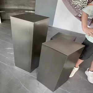 ชั้นวางรองเท้าและกระเป๋าสแตนเลสสำหรับร้านขายเสื้อผ้า: แท่นวางกลางและแท่นวางสำหรับร้านค้าของผู้ซื้อ - Product Image 3