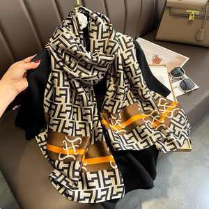 <span class=keywords><strong>Sciarpa</strong></span> in Raso Effetto Satinato Grande e Leggera per Donna, Scialle con Motivo Classico in Finta Seta, <span class=keywords><strong>Elegante</strong></span> Coprispalle Morbido in Raso OEM/ODM - Product Image 2