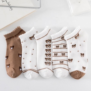 Vente en gros 10 paires en vrac coréen mignon ours dessin animé chaussettes courtes drôle noir et blanc vache impression coupe basse cheville chaussettes ensemble pour les femmes - Product Image 5