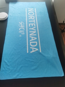 Asciugamano da Spiaggia Personalizzato in Microfibra con Stampa Digitale a Sublimazione, Logo Stampato, Promozione Sportiva, Morbido e ad Asciugatura Rapida - Product Image 4