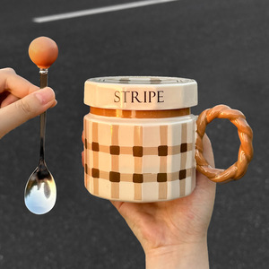 Mug à café en céramique haut de gamme avec le dernier design de dessin animé, fait main, avec couvercle, compatible lave-vaisselle et micro-ondes, pour hommes et femmes, idéal pour la rentrée scolaire - Product Image 3