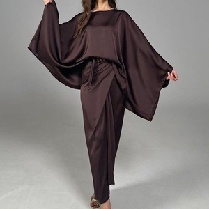 Nuevo Conjunto de 2 Piezas para Mujer: Top Largo Irregular con Mangas de Murciélago de Satén y Falda de Una Pieza a la Moda - Product Image 1