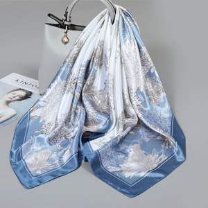 Foulard carré d'été pour femme 90x90 en gaze fine à imprimé numérique, antibactérien, géométrique, en polyester, pour mères d'âge moyen - Product Image 6