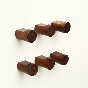 Ganchos de pared inclinados de madera, juego de 6 piezas, color quemado, diseño simple, fácil instalación, perchero para uso en puerta de casa - Product Image 2