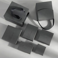 Coffret d'emballage de luxe écologique pour bijoux, structure couvercle-socle en carton rigide, pelliculage mat, gaufrage pour collier et bague
