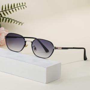 <span class=keywords><strong>Gafas</strong></span> <span class=keywords><strong>de</strong></span> <span class=keywords><strong>sol</strong></span> UV400 <span class=keywords><strong>de</strong></span> diseñador elegante para mujer con marco <span class=keywords><strong>de</strong></span> metal ovalado verde logotipo personalizado venta al por mayor tonos <span class=keywords><strong>de</strong></span> moda - Product Image 1