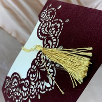 Carte d'invitation de mariage artisanale de luxe, bleu marine, en velours floqué, thème amour, avec dorure à chaud et motif floral, directement de l'usine