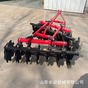 Charrue à disques hydraulique rouge à 3 lames pour préparation des terres agricoles et labour profond, pour utilisation avec tracteur - Product Image 2