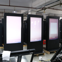 Outdoor Wasserdichter LCD Digital Signage Kiosk 65 Zoll Bodenständer SDK für Einzelhandelsgeschäfte, Aufzüge, U-Bahnen, Flughäfen und Wegweiser