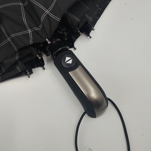 <span class=keywords><strong>Parapluie</strong></span> 3 plis automatique personnalisé de 46 pouces <span class=keywords><strong>Parapluie</strong></span> de voyage pliant de marque Grand auvent imprimé <span class=keywords><strong>tempête</strong></span> robuste pour hommes - Product Image 5