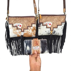 Bolso cruzado estilo bohemio de cuero genuino con flecos y diseño de cartas de póker, cierre de cremallera y correa única. - Product Image 1