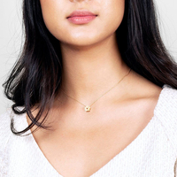 Collier minimaliste Gemnel en laiton plaqué or avec chaîne en câble et pendentif fleur découpé