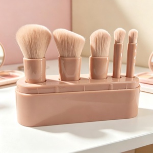 Set de Viaje de 5 Brochas de Maquillaje de Fibra Sintética para Rostro y Corrector, Mango de Plástico, Recomendado por Little Red Book, Nuevo - Product Image 3