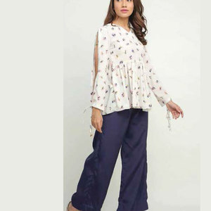 Offre Spéciale – Ensemble Deux Pièces Femme Été Imprimé Floral Col V Épaules Dénudées Manches Fendues Haut et Pantalon Tenue Décontractée - Product Image 3