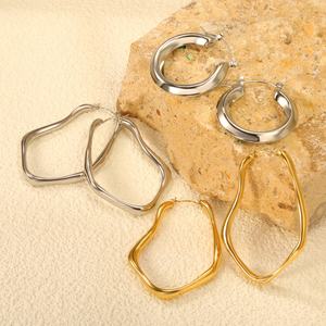 Pendientes de Aro Minimalistas de Acero Inoxidable, Clásicos, Chapados en Oro de 18K PVD, Diseño Geométrico de Ondas, Joyería al por Mayor para Mujer - Product Image 1