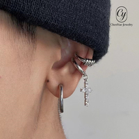 Boucles d'oreilles asymétriques à clipser style punk, croix pendante, pour homme, au design audacieux et cool, pour une oreille seulement