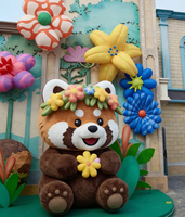 Mascotte gonflable géante personnalisée de raton laveur avec fleurs, 3,3 m de haut, modèle animal gonflable réaliste en peluche de dessin animé