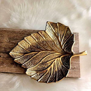 Plateau à Bijoux en Laiton Gravé Motif Floral – Plateau d'Appoint Botanique Gravé à la Main pour Boutiques Haut de Gamme et Aménagements Hôteliers - Product Image 1