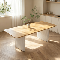 Table à manger moderne en bois massif avec plateau en céramique et base cannelée blanche en placage de frêne, mobilier minimaliste pour salle à manger.