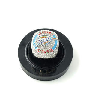 Anillo de Campeonato de Baloncesto Infantil 2025 Oklahoma City Thunder No. 9 <span class=keywords><strong>Caruso</strong></span> No. 2 Collares Geométricos Modernos de Alexander, Chapados en Oro - Product Image 1