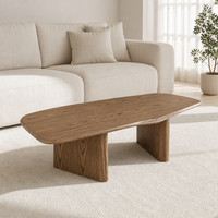 Table basse en bois grainé avec finition placage, silhouette allongée aux coins arrondis et pieds en panneaux pour mobilier de salon