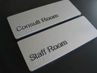 Panneau de sortie d'incendie avec lettres braille tactiles de grade 2, conforme ADA, numéros de chambre d'hôtel, lettres en relief, panneau braille, néon lumineux, étanche