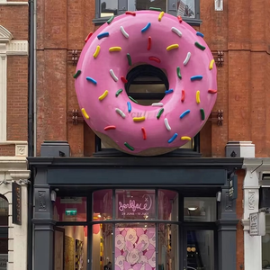 Escultura de Donut de Resina Rosa para Fachada de Edificio - Exhibición Comercial Hecha a Mano, Dulce y Vibrante para Tiendas y Cafeterías - Product Image 1