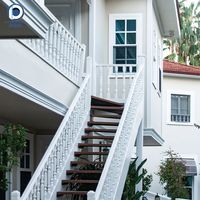 Escalier en colimaçon suspendu moderne Prima avec colonne centrale dissimulée, marches en bois anti-taches pour maison privée