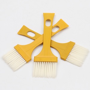 Brosse multi-usages avec spatule, manche en plastique, poils en nylon, forme plate, pour le nettoyage domestique et l'utilisation de matériel. - Product Image 2