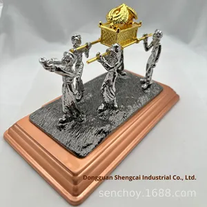 Estatua Metálica de Cinco Personas Transportando la Arca de la Alianza, Adorno Artesanal Creativo, Embalaje en Caja de Papel, Suministro del Fabricante, Regalo para el Hogar, Hecho en China - Product Image 3