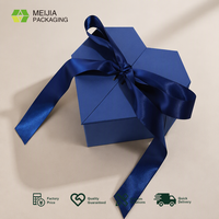 Boîte cadeau hexagonale bleue personnalisée avec ruban en satin pour la présentation de cadeaux de mariage, d'anniversaire ou de la Saint-Valentin