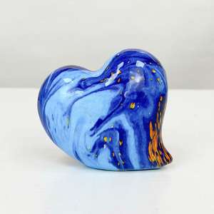 Factory Custom-made Resin Hand-painted Heart-shaped Figurine Fashion Home Tabletop Decoration Festival and Business Gift