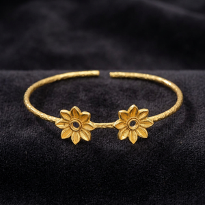 Bracelet manchette classique plaqué or motif floral pour femme – Bijou pour anniversaire et usage quotidien - Product Image 3