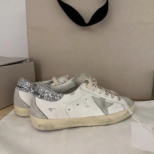 Giày Sneaker Da Thật GGBD Chính Hãng Màu Trắng, Chống Trơn Trượt Và Thoải Mái, Kiểu Dáng Giày Ván, Màu Vàng Bẩn, Phong Cách Đi Bộ - Product Image 1