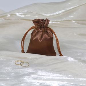 Sac à poussière pour extensions de cheveux en satin blanc avec logo personnalisé imprimé, sac de luxe à cordon pour vêtements et lingerie, pochette d'emballage en satin de soie - Product Image 4