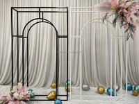 Arche de décoration de cérémonie d'engagement avec cadre noir, support de fleurs et toile de fond métallique pour mariage