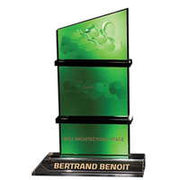 Trophée en verre de cristal d'affichage vert professionnel fabriqué en usine avec base trapézoïdale noire