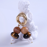 SubtleGlam Boucles d'oreilles pendantes tendance personnalisables en or 18 carats plaqué or avec perle d'eau douce en forme de boule, cadeau pour femme