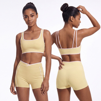 Ensemble de sport pour femmes avec rayures contrastées sur les côtés, soutien-gorge de sport dos nu à double bretelles et short taille en V, idéal pour le fitness et le yoga