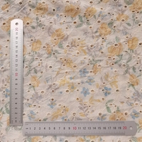 Offre Spéciale personnalisé 100% coton 125gsm coloré fleur florale imprimé oeillet tissé fantaisie doux broderie tissu pour les femmes robe