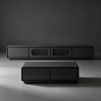Ensemble meuble TV et table basse gris foncé moderne et durable, console multimédia noir mat avec tiroirs de rangement, détails en grille de rotin écologique