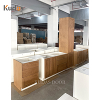 Meubles de cuisine en bois massif sur mesure, style shaker américain moderne, avec îlot central pour villa.