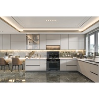 Meubles de cuisine modernes en L, style shaker, couleur crème, avec éclairage LED personnalisé, armoire à vin en verre, four encastré et réfrigérateur intelligent