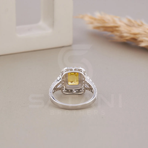 แหวนมอยซาไนต์สีเหลืองทรงเอเมอรัลด์ ประดับด้วยหินระยิบระยับอย่างหรูหรา สำหรับการหมั้นที่งดงามและสวมใส่แฟชั่นอย่างมีระดับ - Product Image 5