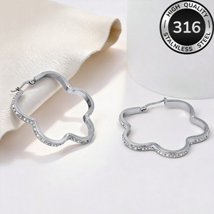 Boutons de manchette européens et américains les plus vendus, ornés de fleurs et de diamants, pour femmes, haut de gamme, polyvalents, en forme d'étoile, plaqués or - Product Image 3