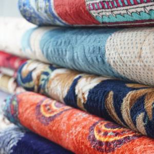 Alfombra de Felpa Suave con Relieve Abstracto, Antideslizante con Puntos de Goma, Hecha a Máquina, Moderna, de Espuma de Alta Densidad, Pelo Medio, Hipoalergénica - Product Image 1