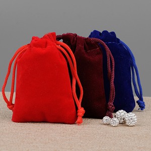 Prêt à expédier : Pochette en velours rouge de haute qualité avec cordon de serrage / Sac à bijoux en velours / Petit sac en velours - Product Image 1
