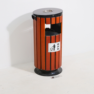 Contenedor de Basura Cilíndrico para Exteriores con Acabado de Madera Metálica y Tapa con Cenicero - Product Image 4